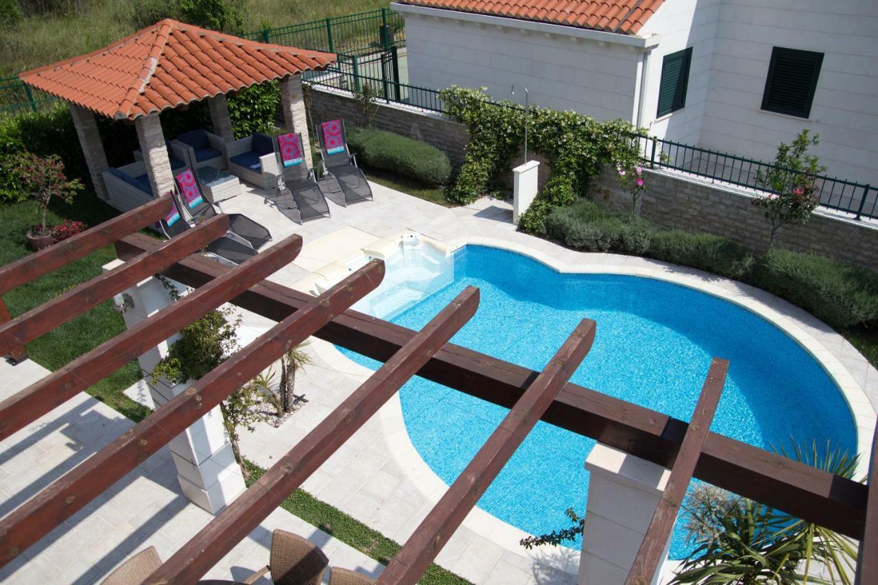 Villa Victoria, Slano Esterno foto